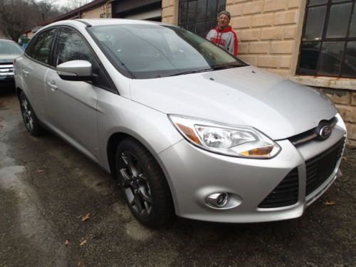 2013 ford focus se, salvage, damagedm runs and drives