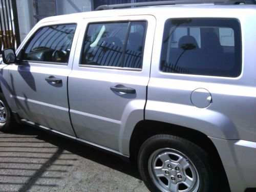 Low milage 2009 jeep patriot silver - incredible deal