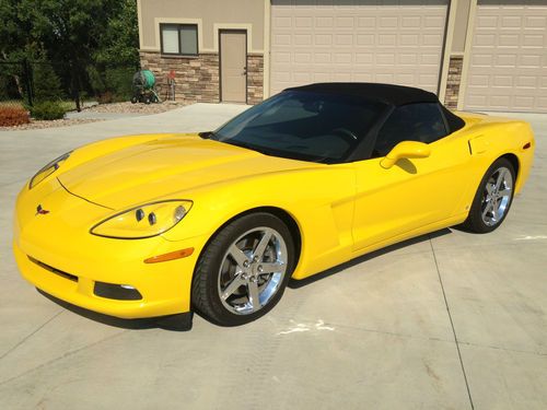 Like new 2007 chevrolet corvette convertible with only 12,500 miles!!