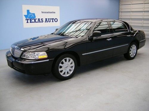 We finance!!!  2011 lincoln town car signature limited auto heated seats 1 own