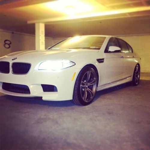 2013 bmw m5 base sedan 4-door 4.4l alpine white showroom condition!