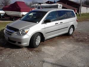Clean 2005 honda odyssey minivan nice maintained religiously new tires