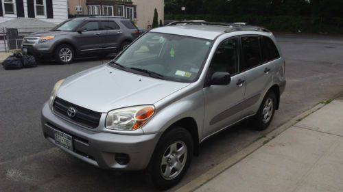 2005 toyota rav4 se, very mint condition. extremely clean.