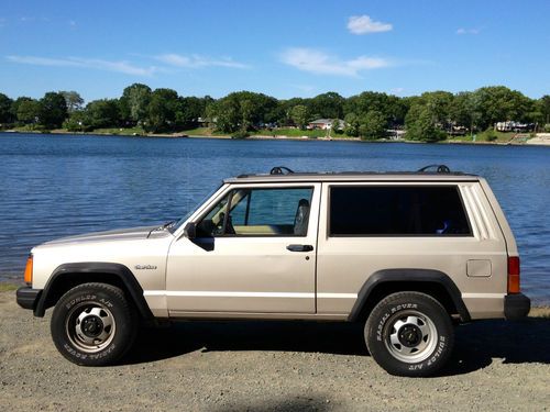 1995 jeep cherokee sport only 122,000 actual miles, clean cold a/c, hummer look