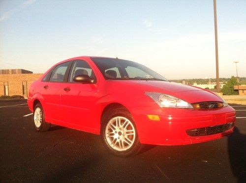 Ford focus**1 owner/no accidents**32 mpg**extremely clean