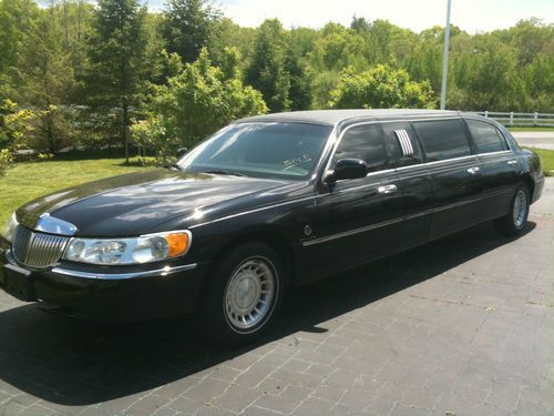 2000 lincoln town car limo -6 passenger ,new tires, front passenger seat clean