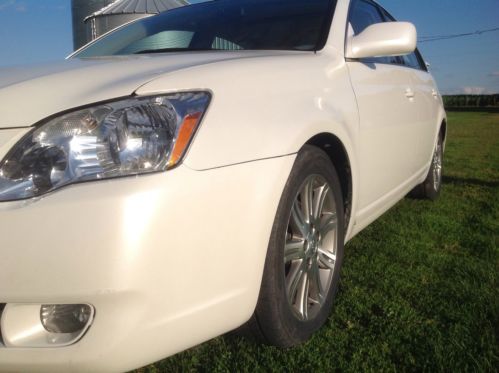 2007 toyota avalon limited. blizzard white, v6, excellent condition. all options