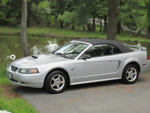 2004 ford mustang convertible 2-door  40th anniversary edition