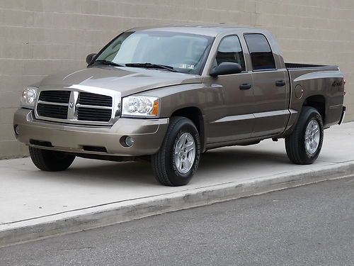 Very clean 2007 dodge dakota slt 4wd..crew cab pickup 4-door 4.7l