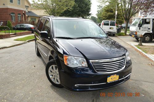 1 owner!!! fully loaded town&amp;country touring-l