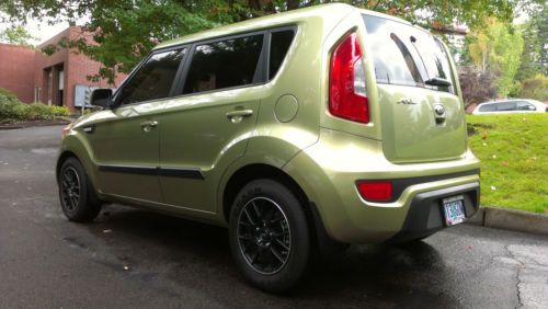 One owner 2013 kia soul wagon - absolutely in like new condition throughout! !!!