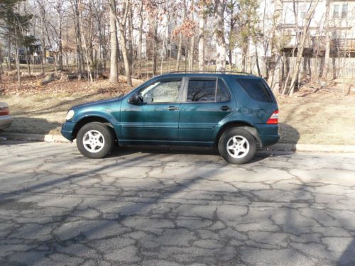 Beautiful 98 ml320 green, good for parts or to be fixed