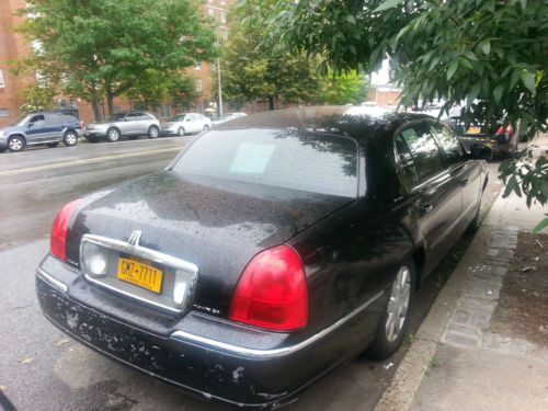 Clean title black lincoln town car 2004. running perfectly
