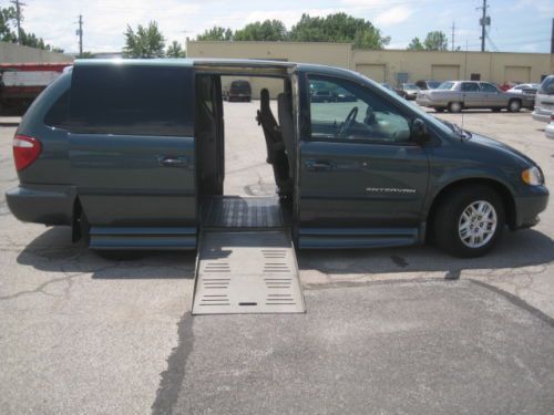 Van  wheelchair handicap dodge grand caravan 2002 side entry braun power ramp