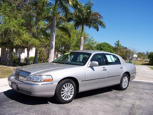 2004 lincoln town car executive signature silver car excellent no accidents nice