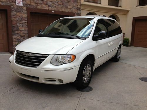 2005 chrysler town &amp; country limited passenger van  - perfect condition