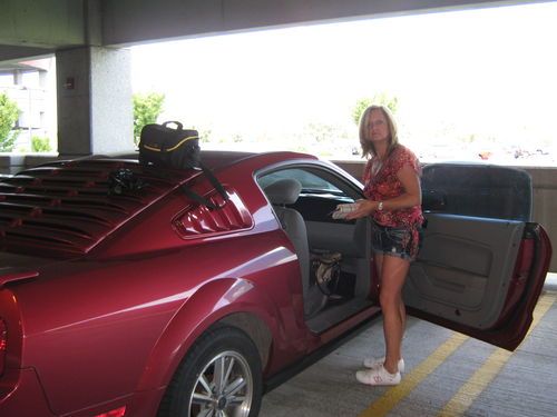 2005 ford mustang base coupe 2-door 4.0l maroon