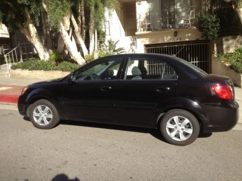 2010 kia rio - low mileage - recently wrecked w/right rear damage - drives great