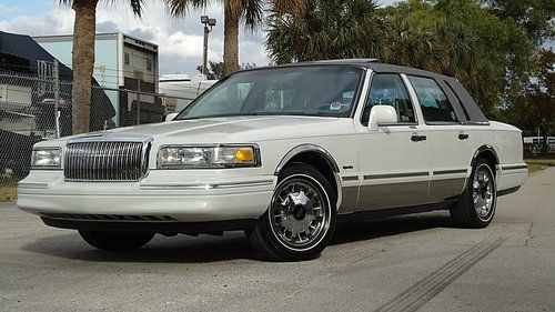 1997 lincoln town car sig , every option , pristine