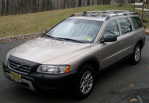 2005 wagon,awd, gold met./tan leather,3rd row,auto,moonroof,excellent conditionn