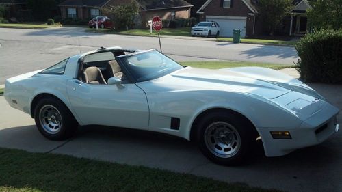 Corvette,vintage,82,white.t-tops