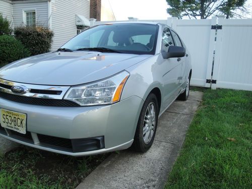 2009 ford focus se sedan 4-door 2.0l..mint