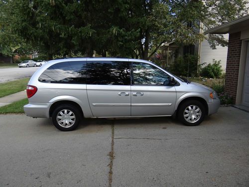 2005 chrysler town and country touring