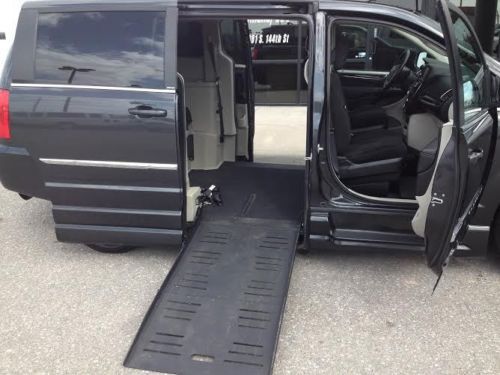 2011 chrysler town &amp; country braunablilty side ramp wheel chair accessible van