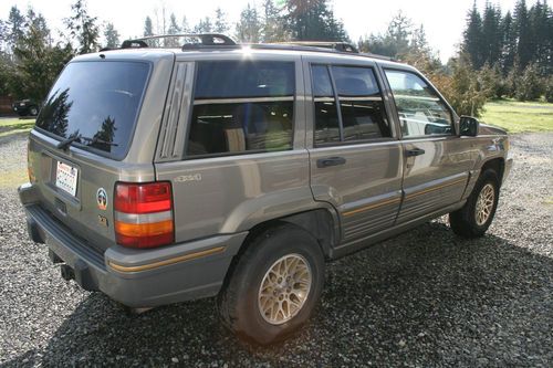 Stunning 1995 grand cherokee limited v8 / leather / 6 disc cd / sun roof ......