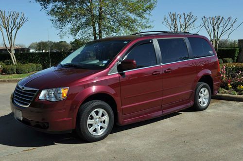 2008 chrysler town &amp; country  rollx handicapped conversion