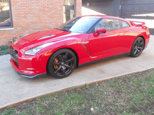 2010 nissan gt-r premium cpe, red/blk, 2987 miles, none nicer, original and mint