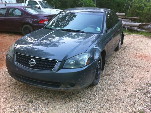 2006 nissan altima 4 cyl automatic wrecked in back. no reserve.