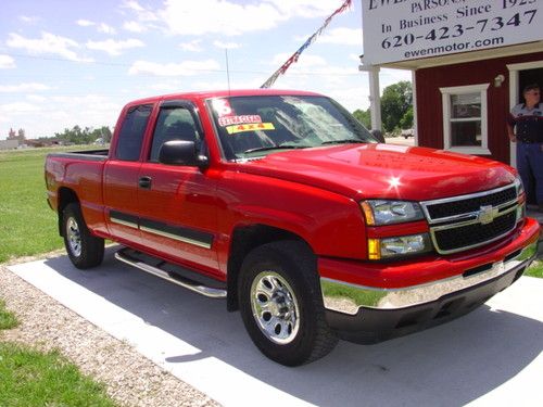2006 chevy 1500 silverado extended cab 4x4 only 43,000 miles very nice