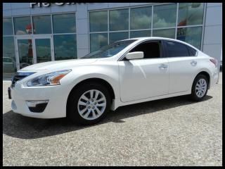 2013 nissan altima s 2.5/ 38mpg/ like new/ drives smoothe/bluetooth/ pwr seat