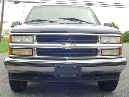 1999 chevrolet suburban, only 50,148 oringinal miles in excellent condition!!!