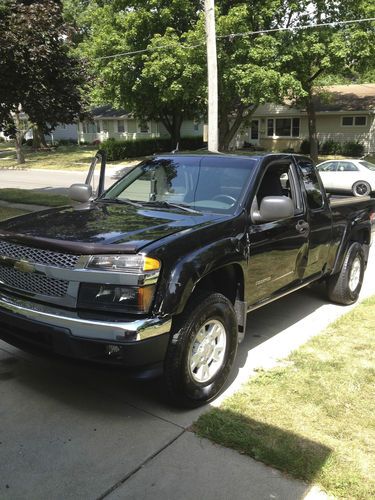 Black 2005 chevy colorado extended cab 4x4. prior salvage due to minor accident