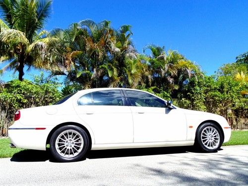 Only 23,088 miles! ((( 1 owner ))) the best color combination white / ivory