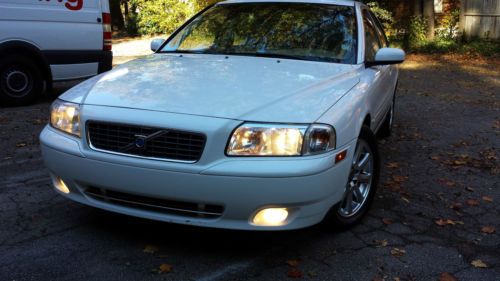2005 volvo s80 excellent condition, with leather, sunroof, and new tires
