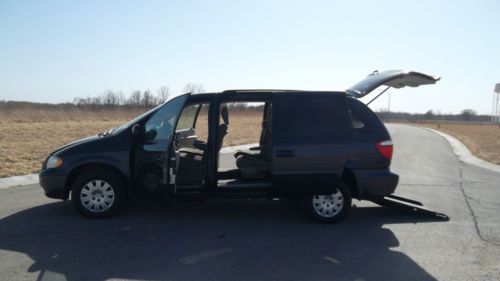 2007 chrysler town &amp; country wheelchair/handicap rear entry ramp van