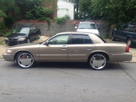 A clean 2002 grand marquis w/ 22in rims on new tires