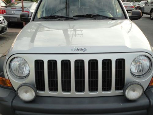 2005 jeep liberty renegade. 1-owner. no accidents. nice truck.4wd. no reserve!!!