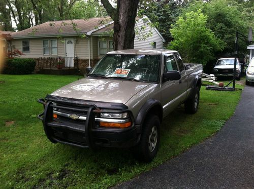 Chevy S-10 Pickup extended cab, 4 wheel dr., image 2