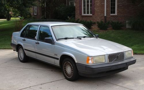 1993 volvo 940 base sedan 4-door 2.3l