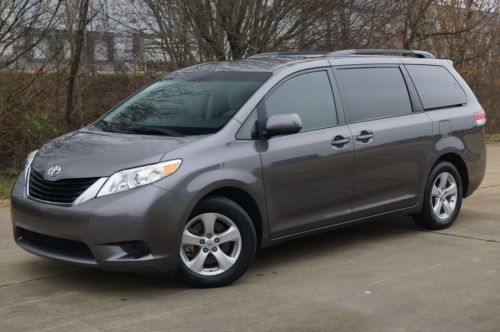 2011 toyota sienna le 1-onwer off lease non smoker