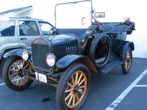 Vintage 1918 model t ford black 3 door touring convertible