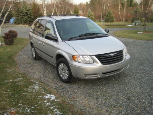 2005 chrysler town &amp; country minivan