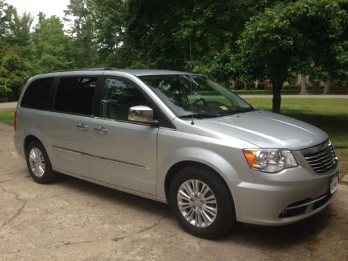 2012 chrysler town &amp; country limited - loaded, mint condition