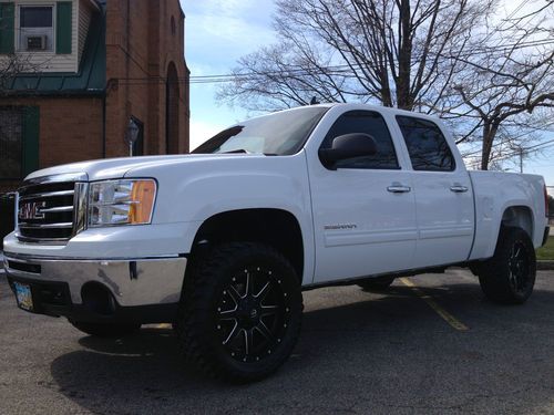 2013 gmc sierra with 20 inch wheels,33's,leveled, leather, like brand new!