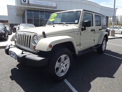 Loaded removable hardtop with soft-top 6 speed 4-doors navigation sahara leather