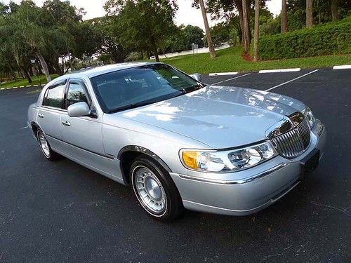 Exceptional 2002 town car - one owner florida car with just 39,543 miles